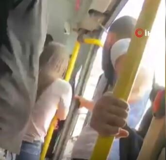 Sürücü qapıları açıq halda avtobusu sürdü-VİDEO