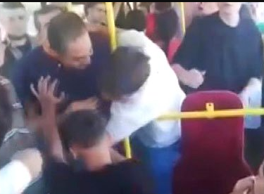 Telfonundakı şəkli görənlər şoka düşdü - Avtobusdakılar döyüb bu hala saldılar - VİDEO