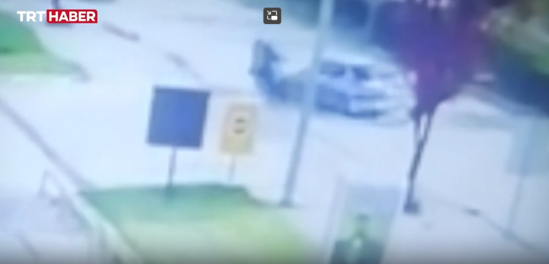 Avtomobil velosipedlə belə toqquşdu - VİDEO