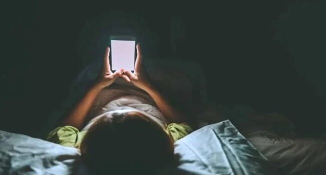 Yataqda telefon, beyində tükənmişlik - Z nəsli niyə "çürüyür"?