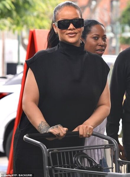 Rihanna mer-meyvə seçdi, viral oldu - Video