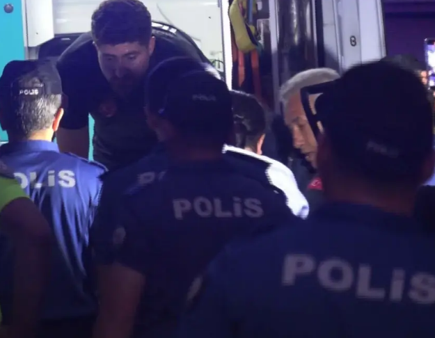 Qoruma altına alınan uşağı geri verilmədiyin üçün boğazına bıçaq dayadı, evini yandırdı