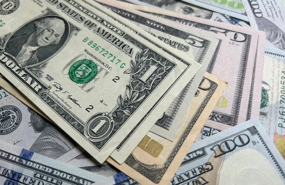 ABŞ sakini mağazadakı kassirin səhvi sayəsində milyonlarla dollar qazandı