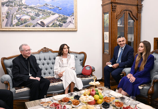 Mehriban Əliyeva səfirliyin inzibati ofisinin açılışında - Fotolar