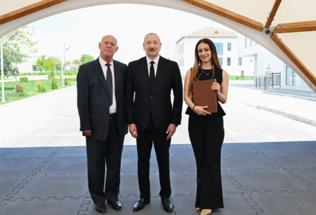 İlham Əliyev və Mehriban Əliyeva Şükürbəyli kəndinə köçən sakinlərlə görüşüblər - FOTO