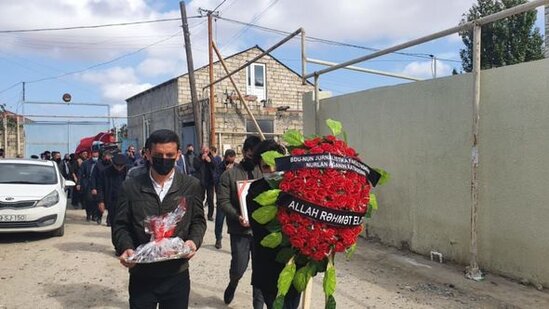 Koronavirusdan vəfat edən jurnalist dəfn olunub - FOTO