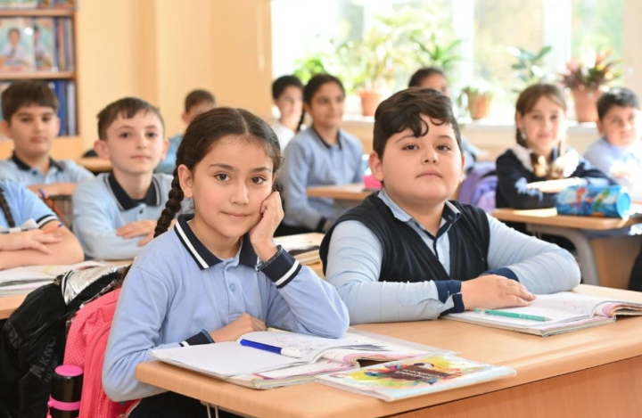 Açıq-saçıq və dini geyimlər məktəb mühitinə necə təsir edir? - AÇIQLAMA