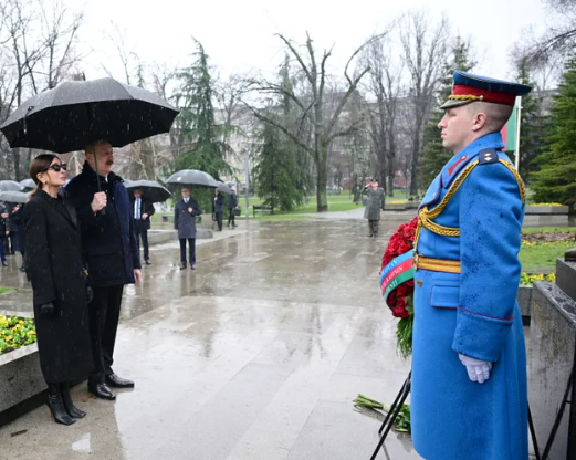 Prezident İlham Əliyev Belqradda ümummilli lider Heydər Əliyevin və serb yazıçısı Milorad Paviçin abidələrini ziyarət edib