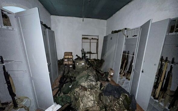 Xocalıda kitabxanadan çox sayda silah-sursat tapıldı - FOTO