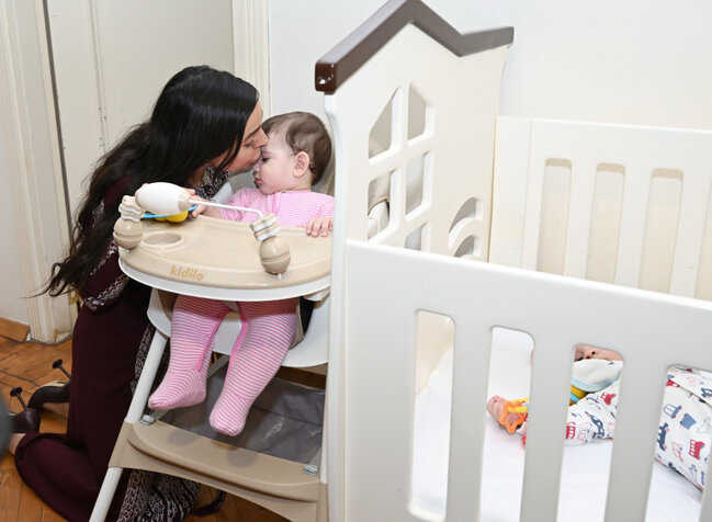 Mehriban Əliyeva qızı ilə körpələr evində - Fotolar