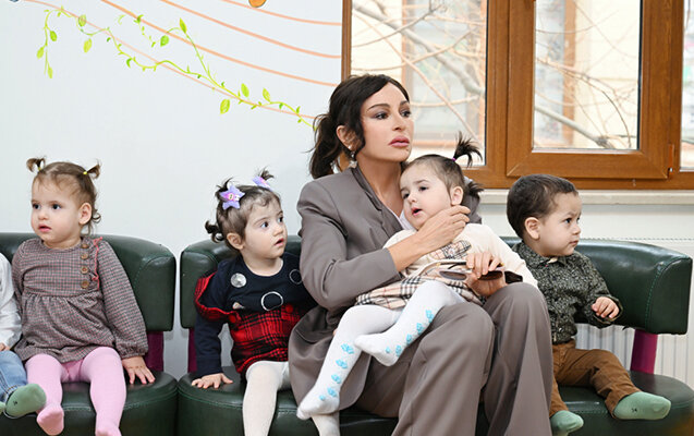 Mehriban Əliyeva qızı ilə körpələr evində - Fotolar