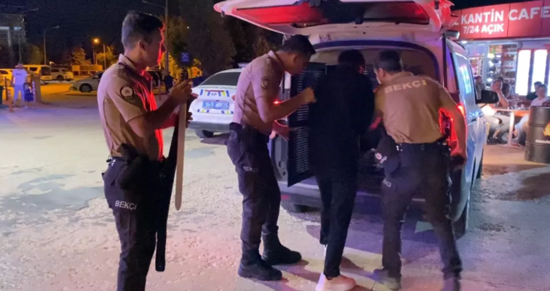 18 yaşlı gəncin üzərindən 60 santimetrlik dönər bıçağı çıxıb