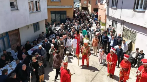 İldə bir dəfə bişirilən yemək üçün minlərlə insan bu kəndə toplaşır - VİDEO