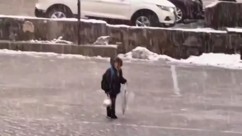 Qarlı havada himnini coşqu ilə oxuyan şagird sosial mediada gündəm oldu - VİDEO