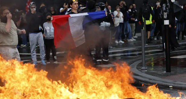 Paris yaxınlığındakı atışmada şübhəli bilinən şəxsin evindən Hitlerin kitabı tapıldı