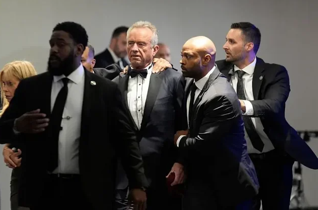 Trampın iştirak etdiyi tədbirdə atışma: Zal boşaldıldı, bir nəfər saxlanıldı - FOTO/VİDEO