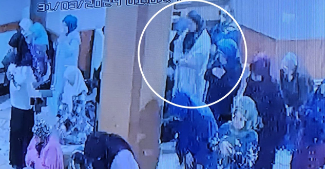 Kişi baş örtüyü bağlayıb məscidə getdi, qadınlar namaz qılarkən qeyri-etik hərəkətlər etdi