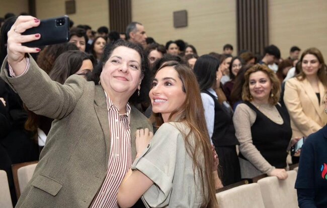 Arzu Əliyeva Bakı Ali Neft Məktəbində - Fotolar