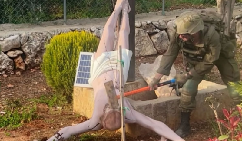 İsrail əsgəri İsa heykəlini balta ilə parçaladı