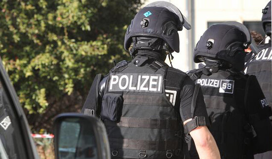 15 polis türk kişini arvadının göz önündə döydü - VİDEO