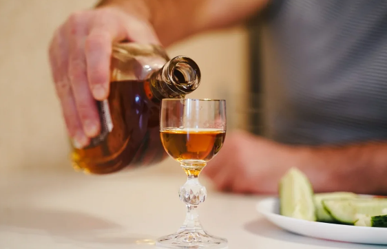 Alkoqolun yuxuya təsiri ilə bağlı həqiqət: Həkimdən mühüm xəbərdarlıq