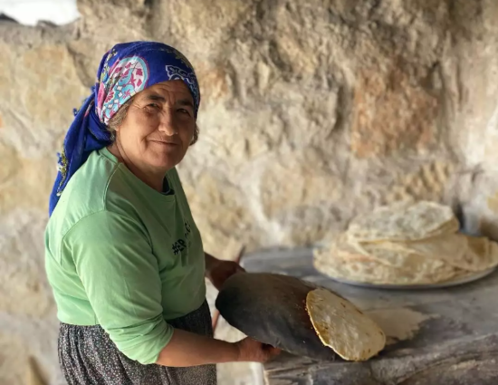 Anası Tahanın yolunu davam etdirir...