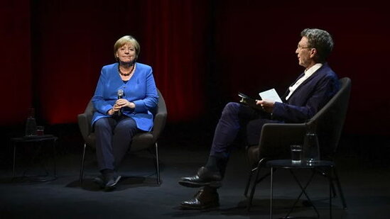 Merkel əsməcələrinin səbəbini açıqladı - FOTO/VİDEO