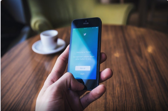 Yatmazdan əvvəl telefonu boş stəkana qoyun – SƏBƏB