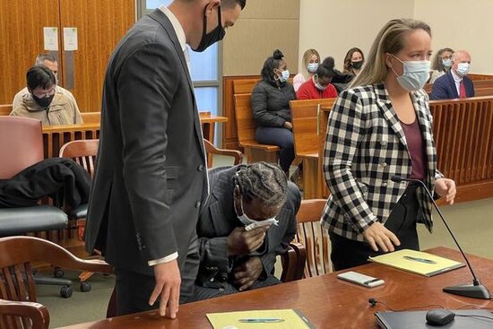 Məşhur yazıçı onun təcavüzü ittihamı ilə həbsdə yatan şəxsdən üzr istədi - FOTO