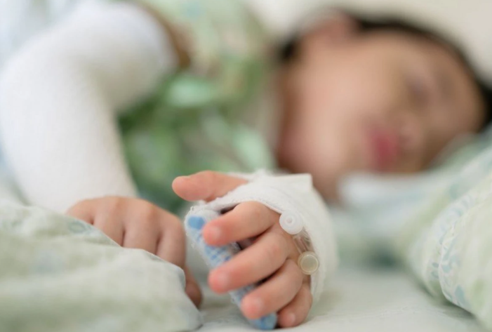 Ağdamda atası tərəfindən döyüldüyü iddia edilən iki yaşlı körpə xəstəxanaya yerləşdirilib