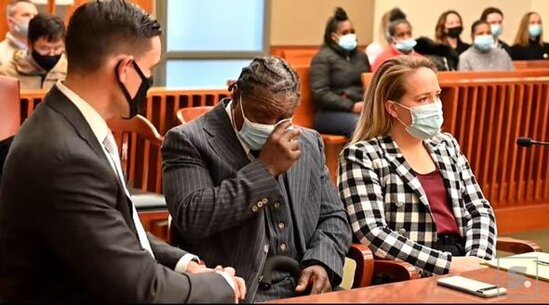 Məşhur yazıçı onun təcavüzü ittihamı ilə həbsdə yatan şəxsdən üzr istədi - FOTO