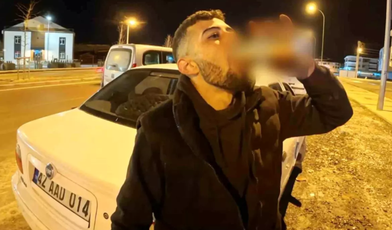 Sərxoş sürücü ona cərimə yazan polislərin yanında içməyə davam etdi - VİDEO