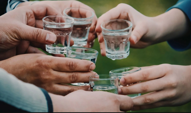 Rusiyada araq bahalaşır: Azərbaycan bazarına təsiri necə olacaq?