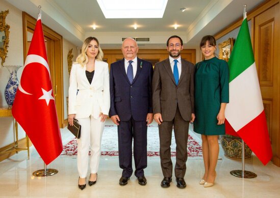 Özündən 42 yaş kiçik sevgilisi ilə evləndi