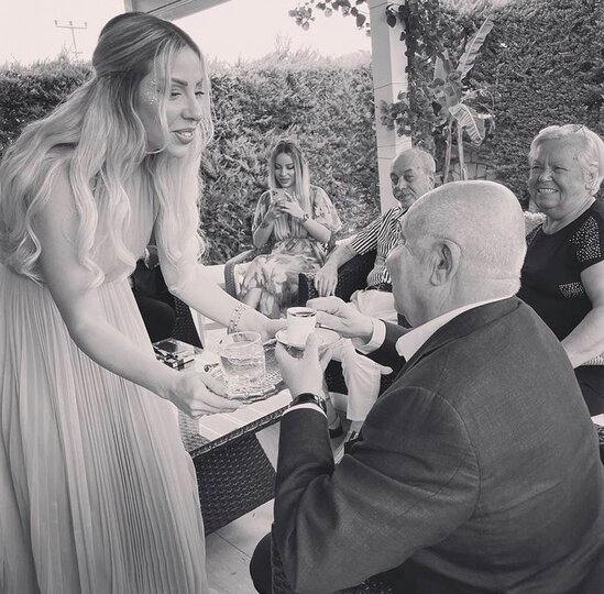 Özündən 42 yaş kiçik sevgilisi ilə evləndi