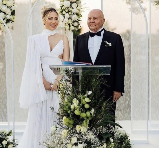 Özündən 42 yaş kiçik sevgilisi ilə evləndi