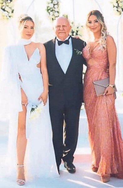 Özündən 42 yaş kiçik sevgilisi ilə evləndi