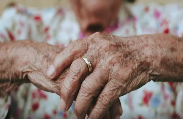 84 yaşlı qadın divanı yandırıb 2 nəfəri öldürdü - ŞOK QƏTL