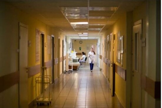 Bakıda yeniyetmə üçüncü mərtəbədən avtomobilin üstünə düşüb