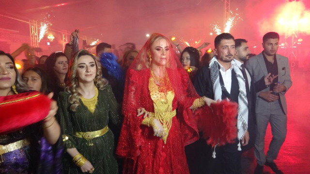 Toyda pullar "havada uçuşur": Gəlinə 3 kilo, bəyə isə 3 milyonluq QIZIL TAXILDI - FOTO+VİDEO