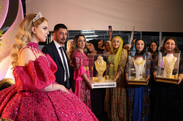 Toyda pullar "havada uçuşur": Gəlinə 3 kilo, bəyə isə 3 milyonluq QIZIL TAXILDI - FOTO+VİDEO