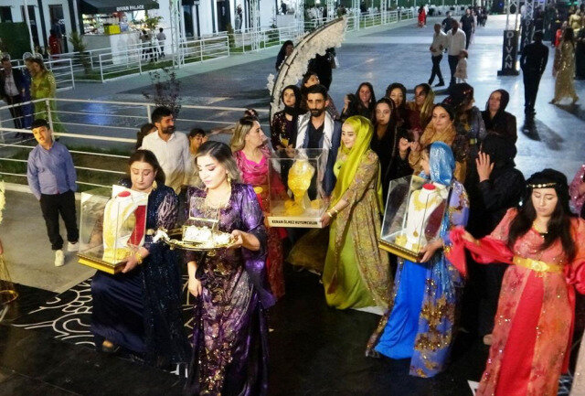 Toyda pullar "havada uçuşur": Gəlinə 3 kilo, bəyə isə 3 milyonluq QIZIL TAXILDI - FOTO+VİDEO