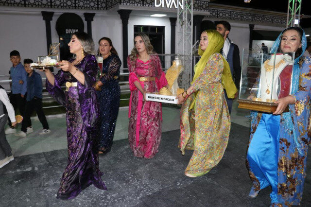 Toyda pullar "havada uçuşur": Gəlinə 3 kilo, bəyə isə 3 milyonluq QIZIL TAXILDI - FOTO+VİDEO