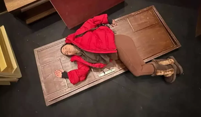 Aktrisa teatr zamanı səhnədə bədbəxt hadisə yaşadı - VİDEO