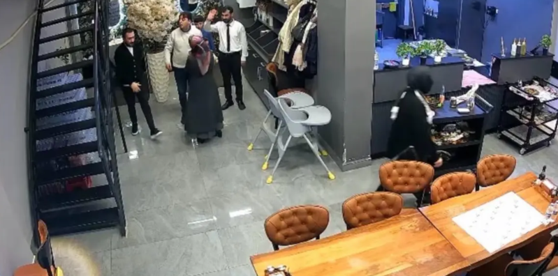 Restoranın aşpazı boğulmaq üzrə olan körpəni görün necə xilas etdi - VİDEO