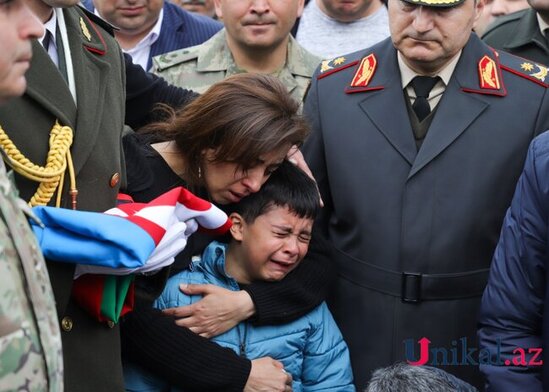 Şəhid atasını dəfn edən oğul - VİDEO