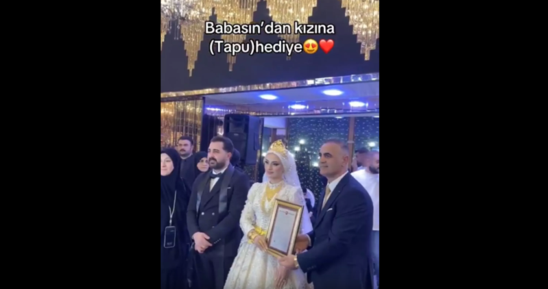 Ata qızının toyunda cehiz əvəzinə görün nə verdi - VİDEO