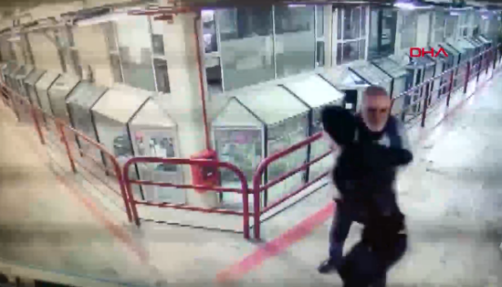 Mübahisə etdiyi şəxsi 12-ci mərtəbədən atdı - VİDEO