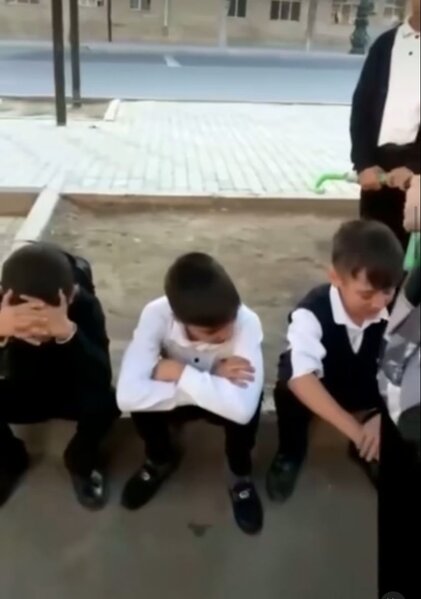 Uşaqlar məktəb direktoruna ETİRAZ etdilər