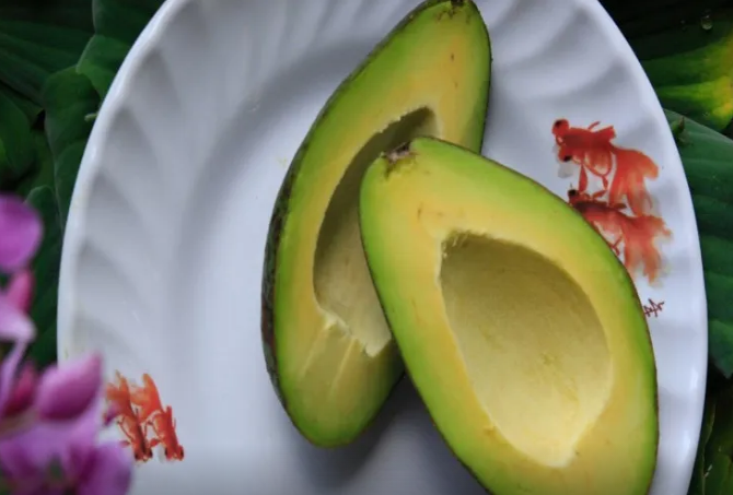 Avokado qaralanda onu yemək olarmı?